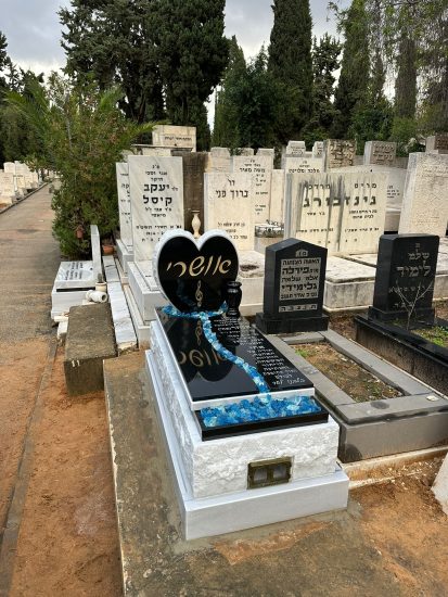 מצבה משפחתית טורקי בשילוב גרניט שחור